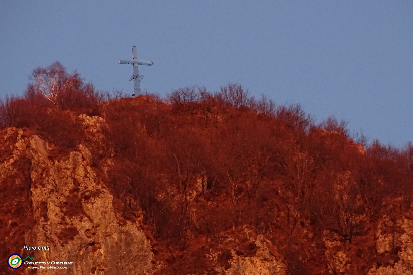 98 Un saluto dalla croce  della Corna Camoscera -Coren nei caldi colori del tramonto.JPG